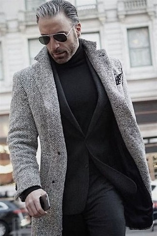 Какие длинные пальто носить с черной водолазкой в деловом стиле: Длинное пальто и черная водолазка помогут составить гармоничный модный лук.