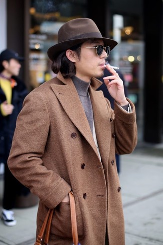 Какие пиджаки носить с коричневым длинным пальто: Несмотря на то, что это довольно-таки консервативный лук, тандем коричневого длинного пальто и пиджака всегда будет выбором современных джентльменов, пленяя при этом сердца прекрасных дам.