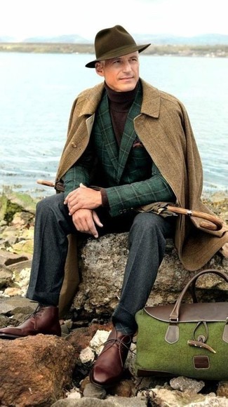 Какие классические брюки носить с оливковым пиджаком за 50 лет мужчине в холод: Оливковый пиджак в сочетании с классическими брюками поможет создать стильный и мужественный ансамбль. Ты сможешь легко адаптировать такой лук к повседневным нуждам, дополнив его темно-коричневыми кожаными ботинками дезертами.