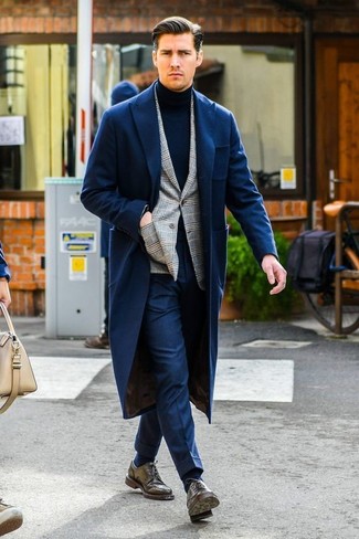 Какие пиджаки носить с темно-синей водолазкой в 30 лет мужчине в холод в стиле смарт-кэжуал: Пиджак и темно-синяя водолазка великолепно вписываются в гардероб самых избирательных молодых людей. Теперь почему бы не добавить в повседневный ансамбль толику консерватизма с помощью темно-коричневых кожаных туфель дерби?