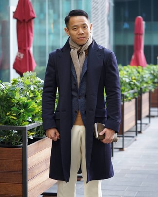 Модный лук: темно-синее длинное пальто, темно-синий шерстяной пиджак, светло-коричневая водолазка, белые классические брюки