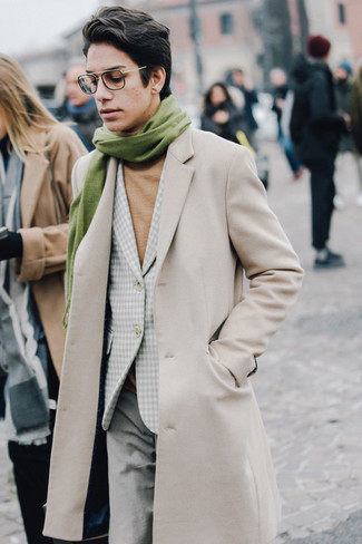 С чем носить темно-зеленый шарф мужчине: Если ты отдаешь предпочтение комфорту и практичности, обрати внимание на сочетание бежевого длинного пальто и темно-зеленого шарфа.