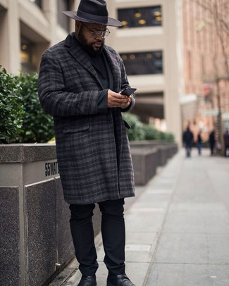 С чем носить черный пиджак мужчине: Черный пиджак и черные брюки чинос — идеальный выбор для воплощения мужского лука в стиле smart casual. Дополнив образ черными кожаными ботинками челси, ты привнесешь в него классическую нотку.