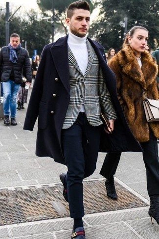Какие длинные пальто носить с серым пиджаком в 20 лет: Несмотря на то, что это классический лук, тандем длинного пальто и серого пиджака всегда будет по душе стильным молодым людям, неизменно покоряя при этом сердца барышень. Вместе с этим ансамблем выгодно смотрятся темно-синие кожаные лоферы.