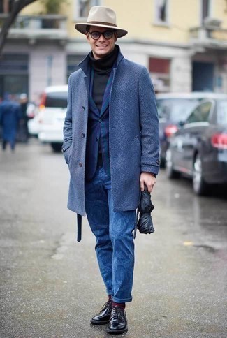 С чем носить темно-синий пиджак в вертикальную полоску мужчине в стиле смарт-кэжуал: Темно-синий пиджак в вертикальную полоску и синие брюки чинос с принтом — хороший вариант для похода в кино или марафона по городским барам. Думаешь привнести сюда толику утонченности? Тогда в качестве обуви к этому луку, выбирай черные кожаные туфли дерби.