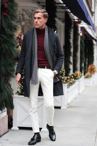 С чем носить темно-зеленый пиджак в 30 лет мужчине в холод: Темно-зеленый пиджак и белые брюки чинос будут выигрышно смотреться в модном гардеробе самых требовательных мужчин. Теперь почему бы не привнести в повседневный образ чуточку консерватизма с помощью черных кожаных монок с двумя ремешками?