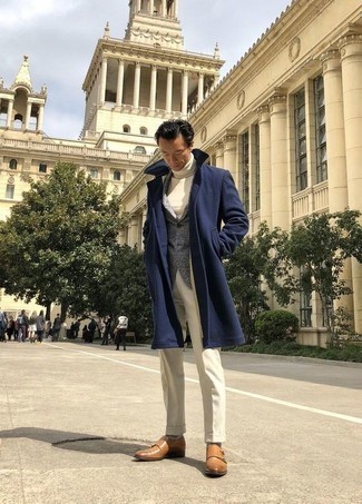 Модный лук: темно-синее длинное пальто, серый пиджак, белая водолазка, белые классические брюки