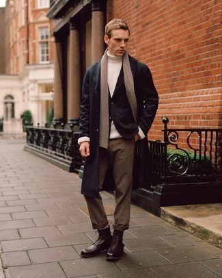 С чем носить темно-коричневые брюки в 30 лет мужчине зима: Если ты из той категории мужчин, которые разбираются в моде, тебе придется по вкусу образ из черного длинного пальто и темно-коричневых брюк. И почему бы не добавить в повседневный образ немного изысканности с помощью темно-коричневых кожаных ботинок броги? Подобный лук будет замечательным выбором даже, когда на улице лютый мороз.