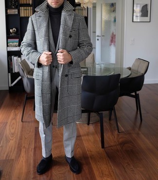 Какие пиджаки носить с бело-черным длинным пальто: Бело-черное длинное пальто и пиджак — хороший вариант для создания мужского ансамбля в стиле smart casual. В качестве дополнения к ансамблю сюда просятся черные бархатные лоферы.