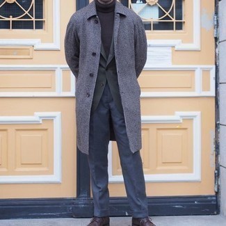 Какие длинные пальто носить с синими классическими брюками в 30 лет в деловом стиле: Несмотря на то, что это весьма выдержанный лук, ансамбль из длинного пальто и синих классических брюк неизменно нравится стильным мужчинам, непременно пленяя при этом сердца прекрасных дам. Такой лук легко приспособить к повседневным нуждам, если дополнить его темно-коричневыми кожаными туфлями дерби.