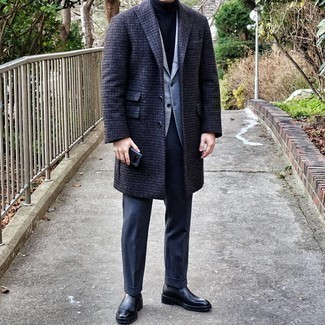 Как носить темно-синюю водолазку с серым пиджаком в 30 лет мужчине: Серый пиджак и темно-синяя водолазка — must have вещи в гардеробе парней с чувством стиля. Очень органично здесь будут выглядеть черные кожаные ботинки челси.