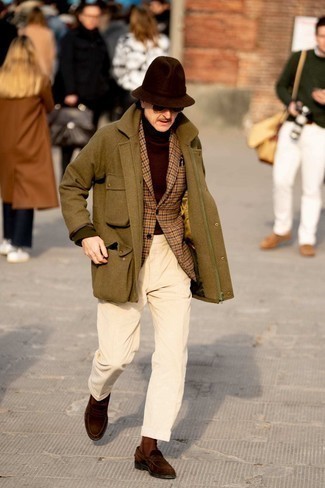 Какие длинные пальто носить с бежевыми классическими брюками за 50 лет: Длинное пальто в паре с бежевыми классическими брюками поможет воплотить изысканный мужской стиль. В сочетании с темно-коричневыми замшевыми лоферами весь лук смотрится очень динамично.