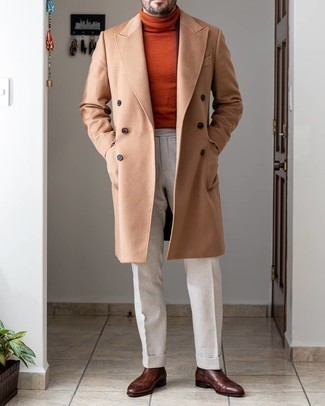 С чем носить светло-коричневое длинное пальто: Светло-коричневое длинное пальто в паре с белыми классическими брюками позволит создать эффектный мужской лук. Пара темно-коричневых кожаных ботинок челси добавит ансамблю легкости и беззаботства.
