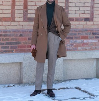 С чем носить темно-коричневые замшевые перчатки мужчине в прохладную погоду в деловом стиле: Если этот день тебе предстоит провести в движении, сочетание светло-коричневого длинного пальто и темно-коричневых замшевых перчаток позволит составить комфортный образ в расслабленном стиле. Весьма выигрышно здесь будут смотреться темно-коричневые кожаные классические ботинки.