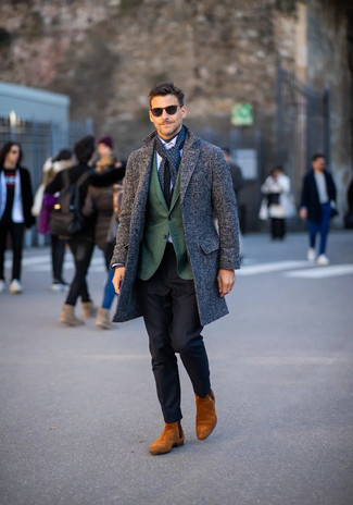 Как носить светло-фиолетовую классическую рубашку с темно-серым длинным пальто в 30 лет в холод: Комбо из темно-серого длинного пальто и светло-фиолетовой классической рубашки поможет воплотить элегантный мужской стиль. Табачные замшевые ботинки челси становятся превосходным дополнением к твоему ансамблю.