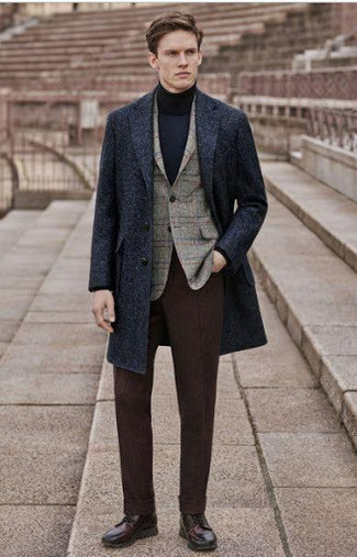 Какие повседневные ботинки носить с серым пиджаком в 20 лет мужчине в холод: Серый пиджак в сочетании с темно-коричневыми классическими брюками — превосходный пример делового городского стиля. Любишь незаурядные сочетания? Можешь дополнить свой ансамбль повседневными ботинками.