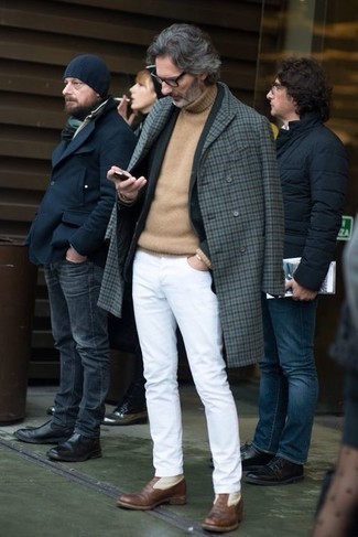 С чем носить коричневые кожаные классические ботинки мужчине в стиле смарт-кэжуал: Если ты принадлежишь к той редкой группе джентльменов, неплохо ориентирующихся в моде, тебе подойдет тандем серого длинного пальто в мелкую клетку и белых джинсов. Почему бы не добавить в повседневный образ чуточку стильной строгости с помощью коричневых кожаных классических ботинок?