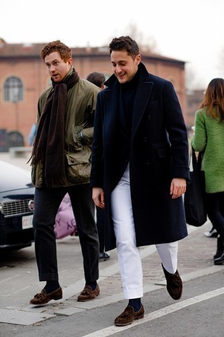 С чем носить темно-синие носки мужчине в прохладную погоду в деловом стиле: Если в одежде ты ценишь удобство и практичность, темно-синее длинное пальто и темно-синие носки — прекрасный выбор для привлекательного повседневного мужского образа. Этот образ обретет новое прочтение в паре с темно-коричневыми замшевыми лоферами с кисточками.