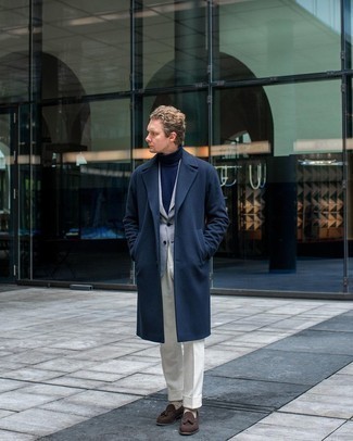 С чем носить белые классические брюки в 30 лет мужчине: Темно-синее длинное пальто в сочетании с белыми классическими брюками поможет создать стильный и привлекательный лук. Темно-коричневые замшевые лоферы с кисточками создадут легкое настроение.