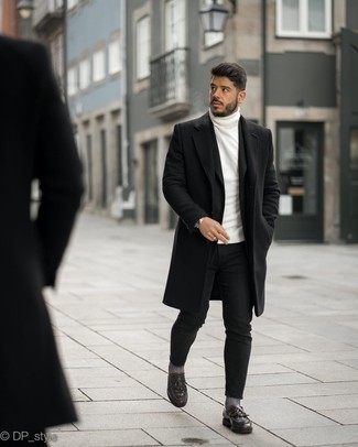 Какие лоферы носить с черным длинным пальто: Черное длинное пальто и черные зауженные джинсы — must have предметы в гардеробе мужчин с чувством стиля. Любишь эксперименты? Заверши образ лоферами.