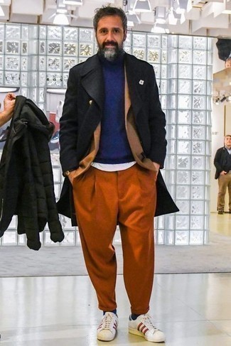 С чем носить светло-коричневый пиджак за 50 лет мужчине в холод: Если ты из той когорты джентльменов, которые любят одеваться модно, тебе подойдет сочетание светло-коричневого пиджака и оранжевых брюк чинос. Чтобы ансамбль не получился слишком претенциозным, можешь завершить его бело-красными кожаными низкими кедами.