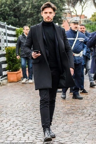 Какие водолазки носить с черным длинным пальто: Черное длинное пальто будет выглядеть великолепно в сочетании с водолазкой. Любишь свежие сочетания? Закончи лук черными кожаными ботинками челси.