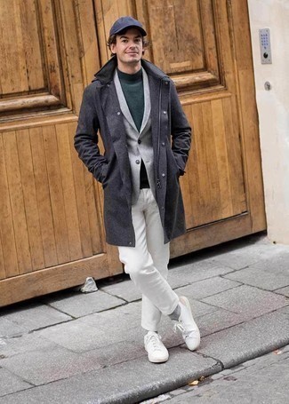 Какие джинсы носить с серым пиджаком в 30 лет мужчине в прохладную погоду: Серый пиджак и джинсы — обязательные вещи в арсенале джентльменов с чувством стиля. Тебе нравятся незаурядные решения? Можешь дополнить свой образ белыми низкими кедами из плотной ткани.