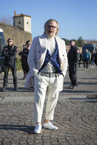 Какие низкие кеды носить с темно-сине-белым пиджаком за 50 лет мужчине в стиле смарт-кэжуал: Сочетание темно-сине-белого пиджака и белых брюк чинос — великолепный офисный вариант для джентльменов. Заверши ансамбль низкими кедами, если не хочешь, чтобы он получился слишком консервативным.