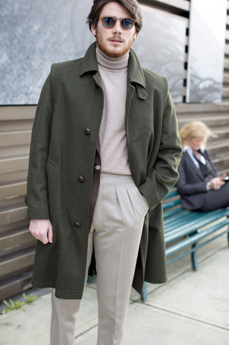 С чем носить оливковое длинное пальто: Дуэт оливкового длинного пальто и серых классических брюк выглядит очень привлекательно и элегантно.