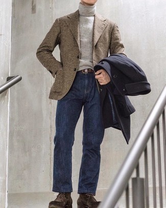 С чем носить темно-коричневый пиджак мужчине в холод: Согласись, лук из темно-коричневого пиджака и темно-синих джинсов смотрится очень привлекательно? Весьма кстати здесь выглядят темно-коричневые замшевые ботинки дезерты.