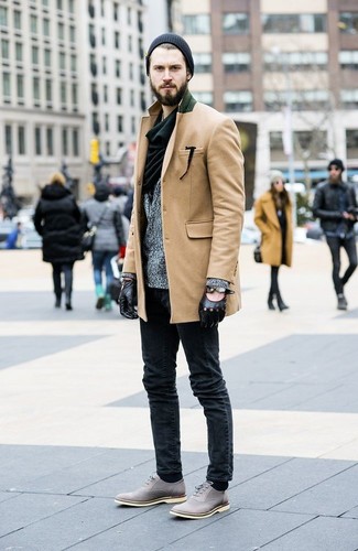 Как носить светло-коричневое длинное пальто с темно-серыми джинсами зима: Ансамбль из светло-коричневого длинного пальто и темно-серых джинсов смотрится бесподобно, согласен? Думаешь добавить в этот наряд немного эффектности? Тогда в качестве обуви к этому образу, обрати внимание на серые замшевые броги. В холодное время года особенно важны тепло и удобство. Такой ансамбль гарантирует и то, и другое без жертв по части модных тенденций.