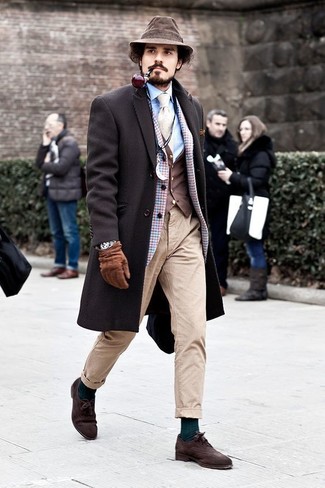 Как носить брюки чинос с пиджаком в 30 лет зима в деловом стиле: Дуэт пиджака и брюк чинос позволит выглядеть аккуратно, но при этом выразить твою индивидуальность. Если ты любишь соединять в своих образах разные стили, из обуви можешь надеть темно-коричневые замшевые оксфорды. Подобный лук с легкостью поднимет настроение и сделает любой зимний день ярче и теплее.