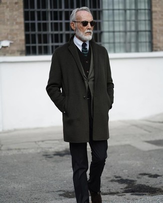 С чем носить темно-серое длинное пальто за 60 лет осень: Темно-серое длинное пальто и черные классические брюки — воплощение изысканного мужского стиля. Чтобы лук не получился слишком зализанным, можешь надеть черные замшевые монки. Имея такой лук в своем гардеробе, ты всегда будешь выглядеть выше всяких похвал, несмотря на неласковую погоду.