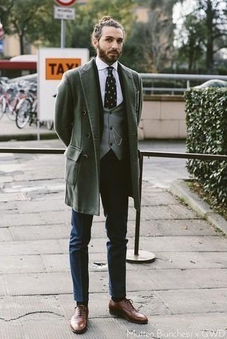С чем носить черно-белый галстук с принтом в 30 лет мужчине осень в деловом стиле: Темно-зеленое длинное пальто в сочетании с черно-белым галстуком с принтом поможет создать стильный и в то же время утонченный лук. Пара коричневых кожаных оксфордов прекрасно подходит к остальным вещам из лука. Этот образ идеально подходит для изменчивой осенней погоды.