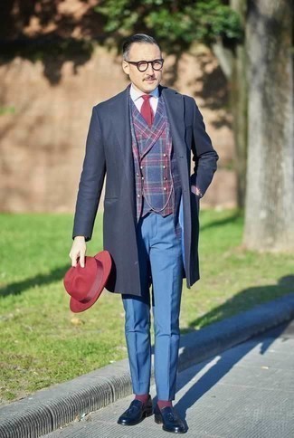 С чем носить красную шляпу мужчине в прохладную погоду: Если ты ценишь удобство и практичность, темно-синее длинное пальто и красная шляпа — превосходный выбор для модного повседневного мужского образа. Не прочь сделать лук немного строже? Тогда в качестве дополнения к этому луку, выбери темно-синие кожаные лоферы с кисточками.