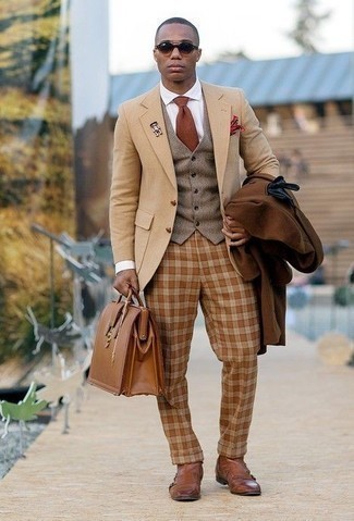 С чем носить бело-синюю рубашку мужчине в холод в деловом стиле: Когда не знаешь, в чем пойти на учебу или на работу, бело-синяя рубашка и светло-коричневые брюки чинос в шотландскую клетку — прекрасный выбор. Думаешь сделать лук немного элегантнее? Тогда в качестве обуви к этому луку, выбери коричневые кожаные ботинки челси.