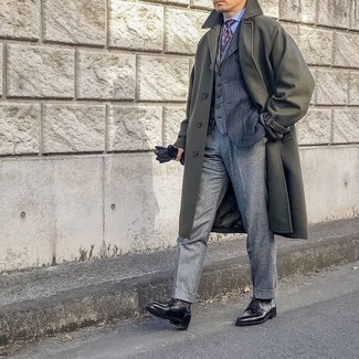 Модный лук: оливковое длинное пальто, темно-серый пиджак с узором "в ёлочку", серый шерстяной жилет, голубая классическая рубашка