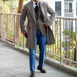 Какие длинные пальто носить с темно-синими джинсами в 30 лет в холод в деловом стиле: Надев длинное пальто и темно-синие джинсы, можно уверенно отправляться на неофициальную встречу или культурное мероприятие. Опасаешься выглядеть несолидно? Дополни этот лук темно-коричневыми кожаными лоферами с кисточками.