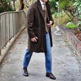 Какие пиджаки носить с темно-коричневыми туфлями дерби зима в деловом стиле: Если ты приписываешь себя к той редкой группе джентльменов, неплохо разбирающихся в моде, тебе придется по вкусу лук из пиджака и синих джинсов. Хотел бы привнести в этот наряд нотку строгости? Тогда в качестве обуви к этому луку, стоит обратить внимание на темно-коричневые туфли дерби. В зимнее время года большое значение имеют тепло и комфорт. Подобное сочетание вещей подарит и то, и другое , при этом тебе не придется жертвовать стилем.