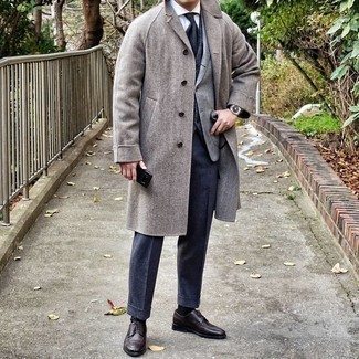 Какие классические брюки носить с серым пиджаком в 30 лет мужчине в прохладную погоду: Комбо из серого пиджака и классических брюк поможет исполнить строгий деловой стиль. Пара темно-коричневых кожаных туфель дерби гармонично интегрируется в этот образ.