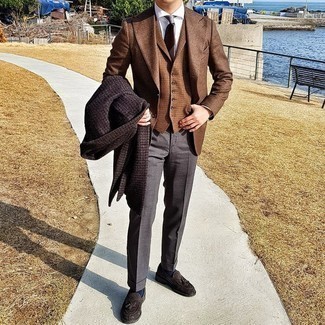 С чем носить коричневый галстук в горизонтальную полоску мужчине: Несмотря на то, что это довольно выдержанный лук, образ из темно-коричневого длинного пальто в мелкую клетку и коричневого галстука в горизонтальную полоску приходится по вкусу стильным мужчинам, непременно пленяя при этом сердца прекрасных дам. Темно-коричневые замшевые лоферы с кисточками великолепно дополнят этот лук.