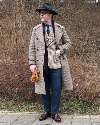 С чем носить шляпу за 40 лет мужчине зима: Разноцветное длинное пальто с узором "гусиные лапки" и шляпа — стильный выбор молодых людей, которые никогда не сидят на месте. Хочешь привнести в этот наряд немного утонченности? Тогда в качестве обуви к этому ансамблю, выбери темно-коричневые кожаные лоферы с кисточками. Подобное сочетание обязательно поможет пережить суровую зиму в тепле и комфорте.