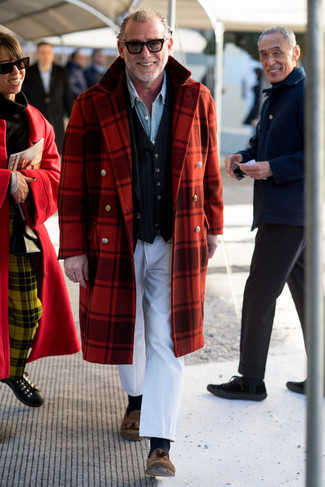 С чем носить коричневые замшевые лоферы за 50 лет мужчине в прохладную погоду в деловом стиле: Красное длинное пальто в шотландскую клетку и белые классические брюки — великолепный пример элегантного мужского стиля в одежде. Вместе с этим образом органично смотрятся коричневые замшевые лоферы.