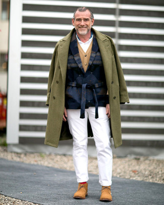 Какие пиджаки носить с бежевыми ботинками дезертами: Пиджак будет выглядеть отлично в тандеме с белыми брюками чинос. Бежевые ботинки дезерты чудесно впишутся в лук.