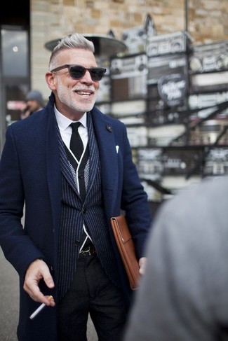С чем носить серый кардиган за 50 лет мужчине в прохладную погоду в деловом стиле: Любой джентльмен будет выглядеть безупречно в сером кардигане и черных классических брюках.
