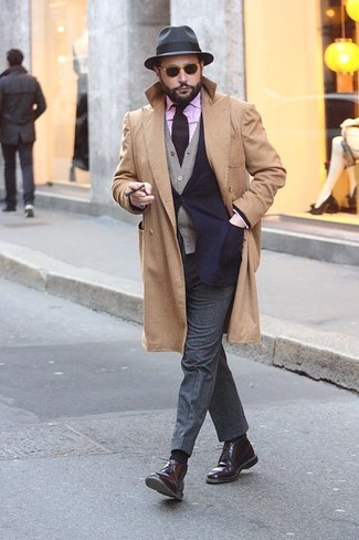 Какие кардиганы носить с светло-фиолетовой рубашкой с длинным рукавом в 30 лет мужчине в холод: Кардиган и светло-фиолетовая рубашка с длинным рукавом — прекрасный вариант, если ты ищешь лёгкий, но в то же время модный мужской ансамбль. Что же до обуви, темно-коричневые кожаные ботинки дезерты — самый выигрышный вариант.
