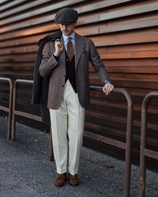 С чем носить темно-серый шерстяной пиджак в шотландскую клетку в 30 лет мужчине в прохладную погоду в деловом стиле: Комбо из темно-серого шерстяного пиджака в шотландскую клетку и белых классических брюк позволит воплотить строгий деловой стиль. Вместе с этим образом органично будут смотреться коричневые замшевые лоферы с кисточками.