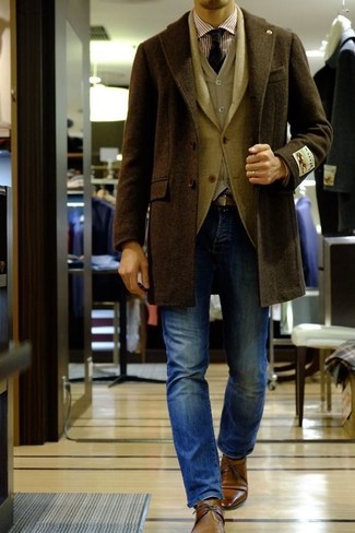 С чем носить светло-коричневый шерстяной пиджак мужчине в холод: Светло-коричневый шерстяной пиджак и синие джинсы прекрасно впишутся в любой мужской лук — непринужденный повседневный лук или же строгий вечерний. Если ты не боишься смешивать в своих ансамблях разные стили, из обуви можешь надеть коричневые кожаные туфли дерби.