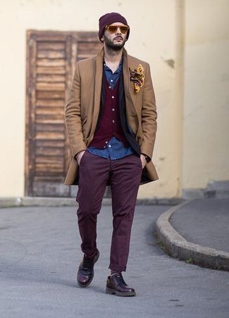 С чем носить темно-синюю джинсовую рубашку в 30 лет мужчине в стиле смарт-кэжуал: Сочетание темно-синей джинсовой рубашки и темно-пурпурных брюк чинос подчеркнет твой индивидуальный стиль. Любители экспериментировать могут дополнить ансамбль темно-пурпурными кожаными туфлями дерби, тем самым добавив в него толику строгости.