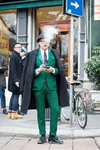 С чем носить темно-зеленый пиджак в 30 лет мужчине в холод в деловом стиле: Несмотря на то, что это классический лук, дуэт темно-зеленого пиджака и темно-зеленых классических брюк всегда будет по душе джентльменам, неизменно пленяя при этом дамские сердца. Темно-зеленые кожаные лоферы с кисточками органично впишутся в ансамбль.